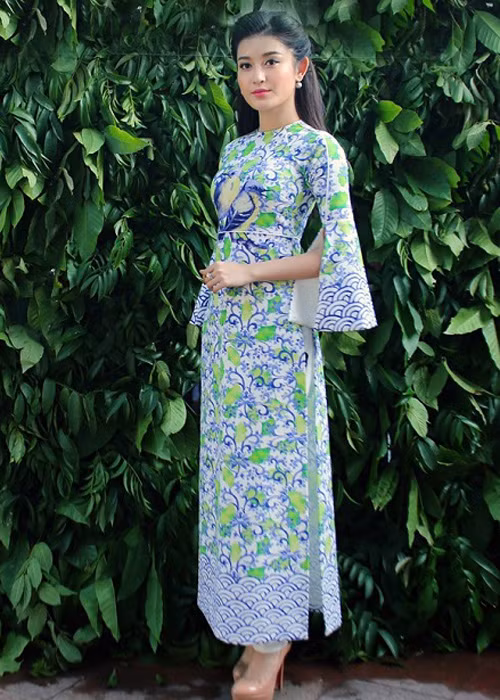 Á hậu Huyền My gây ấn tượng trong bộ áo dài cách tân có phần tay áo xẻ lạ mắt. (Ảnh: Dân Việt)