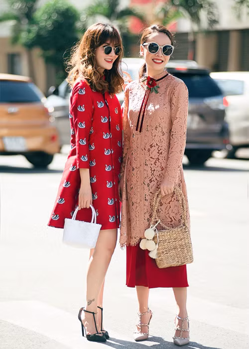 Trong khi Yến Nhi diện áo dài phom dáng suông thì Yến Trang khoác lên mình áo dài ren phối cùng chân váy tông màu đỏ rực rỡ. (Ảnh: Zing)