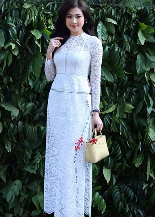 Tham gia một sự kiện cận Tết Nguyên Đán 2017, Á hậu Thanh Tú chọn mặc áo dài ren trắng và tay cầm túi xách mây tre. (Ảnh: Dân Việt)