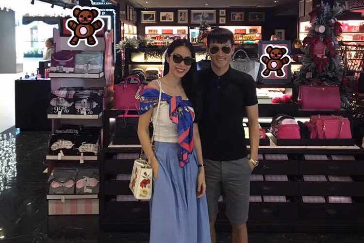 Trong kỳ nghỉ ở xứ sở chùa vàng, nữ ca sĩ đã hào hứng chia sẻ khoảnh khắc xuống phố khám phá ẩm thực, mua sắm cùng ông xã. (Ảnh: Facebook nhân vật)