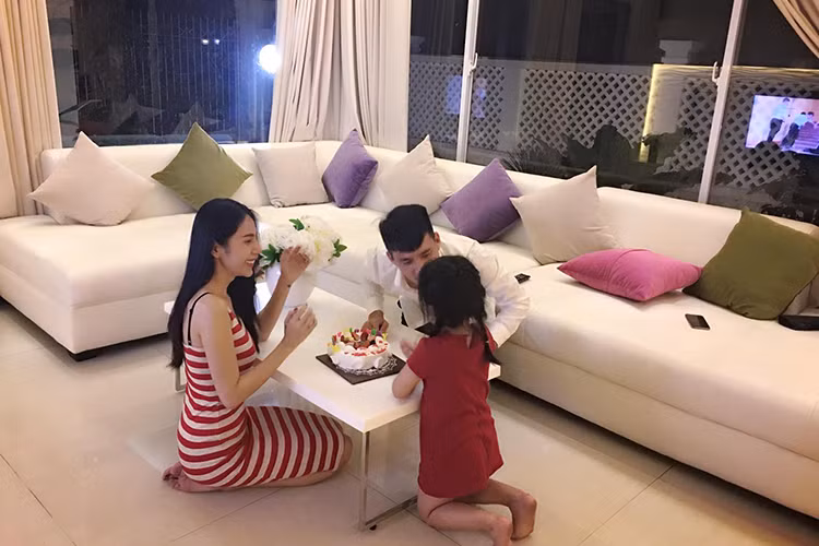 Trải qua nhiều sóng gió, Thủy Tiên - Công Vinh được xem là một trong những cặp đôi vàng của Vbiz với tổ ấm vô cùng hạnh phúc. (Ảnh: Facebook nhân vật)