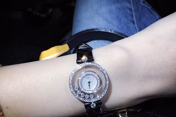 Ngoài hình ảnh kỷ niệm 9 năm bên nhau, bà xã Công Vinh còn khéo khoe một chiếc đồng hồ nạm kim cương. (Ảnh: Facebook nhân vật)