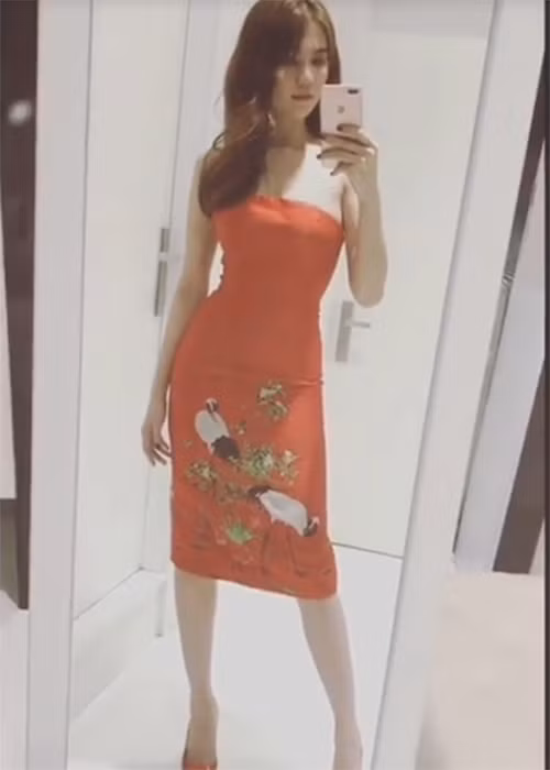 Không chỉ bị đại gia “lật kèo”, Ngọc Trinh còn vướng nghi vấn cài người vào buổi đấu giá. Trước những ý kiến trái chiều về vụ đấu giá SIM làm từ thiện, cô vẫn giữ im lặng. Ngoài ra, Ngọc Trinh còn hủy kế hoạch đấu giá lần thứ 2 dự kiến vào ngày 19/1. (Ảnh: chụp màn hình)