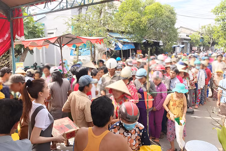 Đúng như kế hoạch, Ngọc Trinh đã đi làm từ thiện vào ngày 20/1. Trong ảnh, cô tự tay chuyển quà đến những người có hoàn cảnh khó khăn tại thị trấn Cầu Quan, huyện Tiểu Cần, tỉnh Trà Vinh. (Ảnh: Facebook nhân vật)