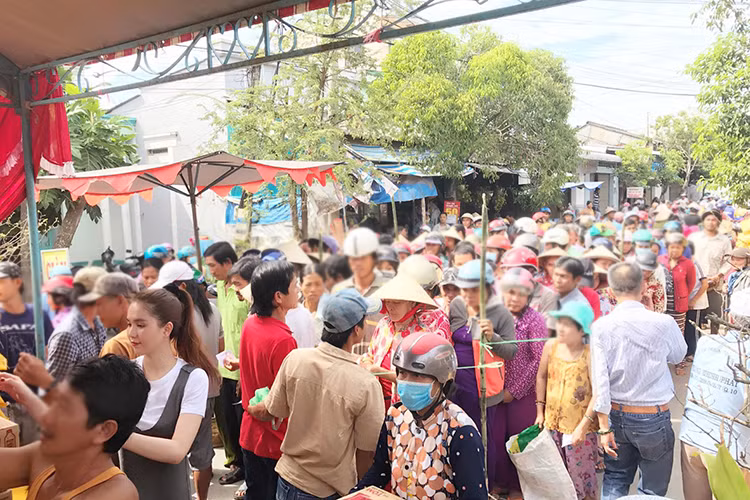 Hình ảnh Ngọc Trinh làm từ thiện nhanh chóng gây chú ý. Còn nhớ, trước đó, vào cuối tháng 12/2016, chân dài gốc Trà Vinh từng chia sẻ kế hoạch sẽ phát 16 tấn gạo ở quê vào ngày 20/1/2017. (Ảnh: Facebook nhân vật)