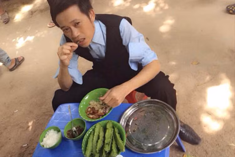 Hoài Linh cũng hiếm khi bị bắt gặp ăn uống tại nhà hàng, khách sạn. Dù có thu nhập “khủng”, anh chỉ quen ăn những món ăn dân dã như: cá mắm, rau muống luộc... Nhiều lần khán giả không khỏi xót xa khi Hoài Linh ăn uống quá đạm bạc dù thân hình khá gầy gò. (Vietnamnet)