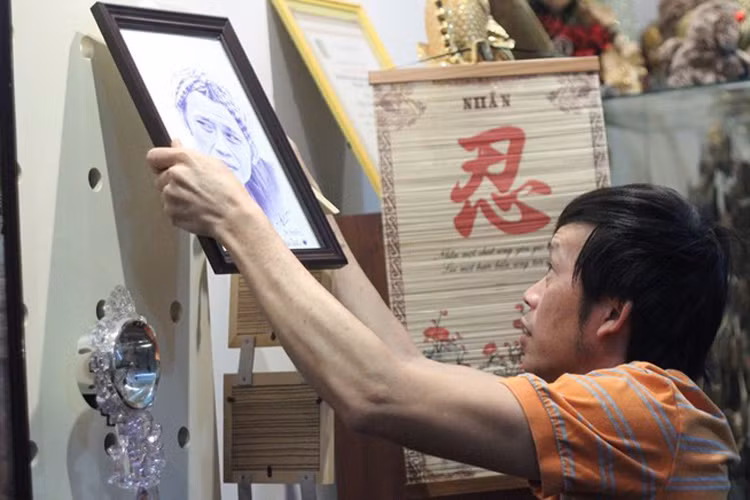 Mỗi khi đi diễn hay quay hình xong, nghệ sĩ tuổi Dậu này lặng lẽ trở về nhà, không đến những nơi tiệc tùng xa hoa. Đặc biệt, dù chọn cuộc sống bình yên nhưng ở Hoài Linh vẫn toát lên sức hút kì lạ. (Ảnh: Một thế giới)