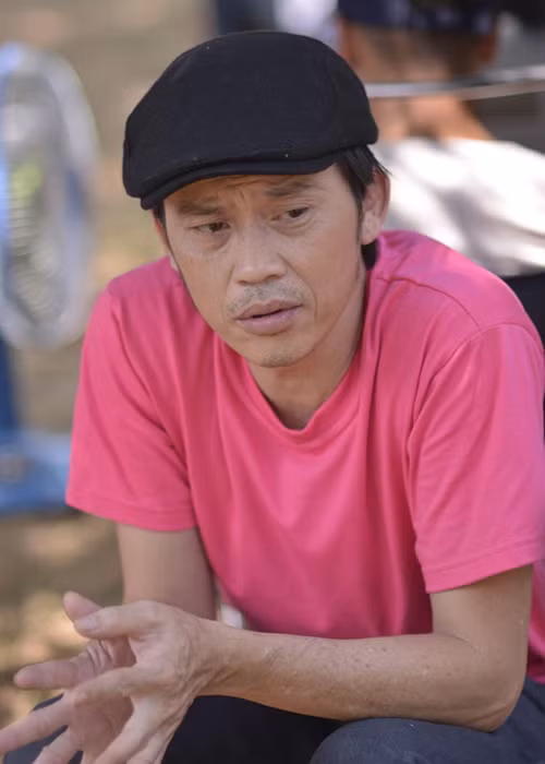 Nam danh hài số 1 Việt Nam từng có một tuổi thơ nghèo khó. Ngay từ khi là một cậu bé, anh đã học buôn bán. Anh cũng gặp nhiều khó khăn trong những ngày đầu tiên bén duyên với nghệ thuật. Tuy nhiên, bằng chính nghị lực và tài năng của mình, Hoài Linh đã vươn lên và có được thành công như ngày hôm nay. (Ảnh: Dân Việt)