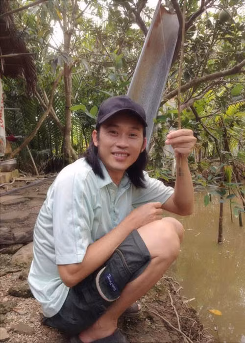 Vẻ ngoài bình dân cũng là lý do nam danh hài số 1 Việt Nam được đông đảo khán giả yêu mến. Vốn là người nổi tiếng, “đại gia giấu mặt” nhờ thù lao “khủng” của Vbiz, nhưng Hoài Linh lại chọn cuộc sống rất bình dị. (Vietnamnet)