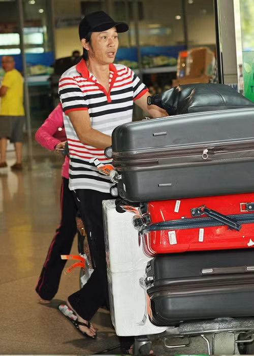 Hoài Linh không sắm sửa đồ hiệu. Dù trên sân khấu hay ở đời thường anh luôn mặc giản dị. Trang phục của nam danh hài chỉ là áo phông, áo sơ mi, quần âu hay đồ bà ba, dép tông, mũ lưỡi trai. (Dân Việt)