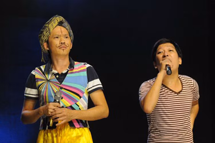 Khán giả yêu mến Hoài Linh cũng bởi anh luôn sẵn sàng giúp đỡ “đàn em” lúc khó khăn. Với Trường Giang, Hoài Linh không ngần ngại đứng chung sân khấu thậm chí cả khi “đàn em” đã có chỗ đứng vững chắc. (Ảnh: Lao Động)