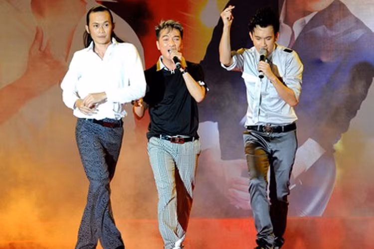 Với Đàm Vĩnh Hưng, Hoài Linh đã tận tình giúp “đàn em” khắc phục điểm yếu cũng như phát huy điểm mạnh khi mới chập chững bước vào nghề. Sau này, Mr Đàm nhiều lần bày tỏ lòng biết ơn và trân trọng sự nâng đỡ của Hoài Linh. Ngoài ra, những tên tuổi trẻ khác cũng được Hoài Linh nhiệt tình giúp đỡ, thậm chí nhận làm con nuôi, hướng dẫn con đường nghệ thuật. (Ảnh: VTC)