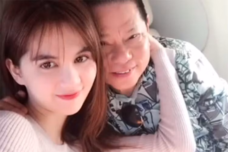 Thời điểm đầu tháng 12/2016, Ngọc Trinh thỉnh thoảng chia sẻ hình ảnh bên một người đàn ông giấu mặt. (Ảnh: Zing) 