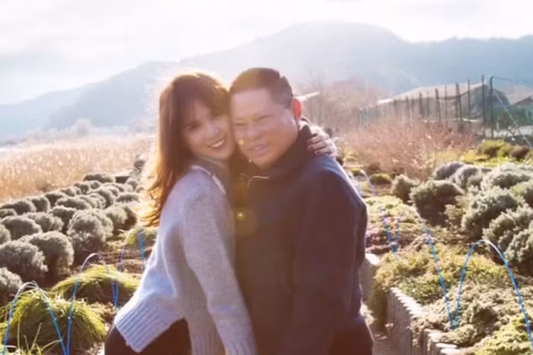 Con dâu tỷ phú Hoàng Kiều từng tiết lộ sau khi xem ảnh Ngọc Trinh chụp cùng đồng nghiệp, bố chồng đã cảm mến Ngọc Trinh và chủ động liên lạc. (Ảnh: Dân Việt) 