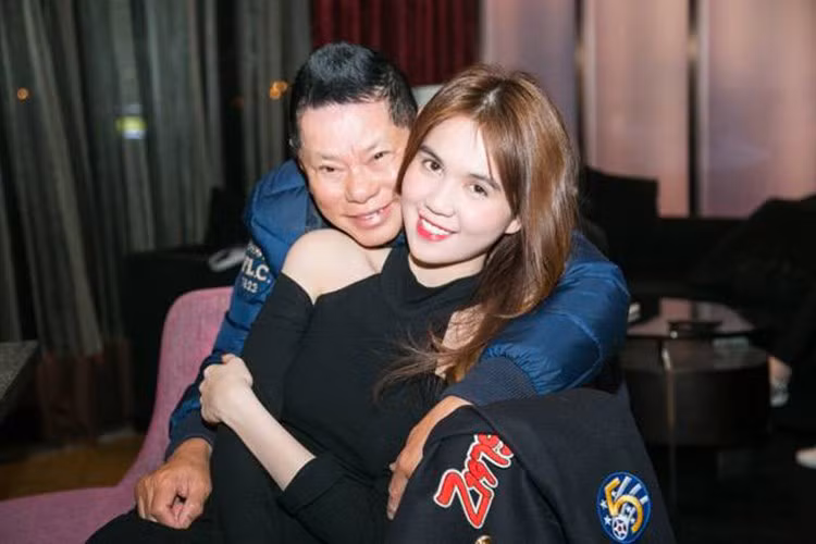 Bất chấp bị “ném đá”, tỷ phú Hoàng Kiều và Ngọc Trinh vẫn tỏ ra rất hạnh phúc. Trong ảnh, cặp đôi hội ngộ ở Thượng Hải vào đầu tháng 1. (Ảnh: Facebook Hoàng Kiều) 