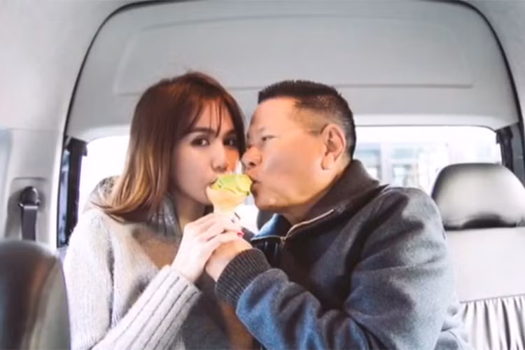 Tháng 11/2016, Ngọc Trinh - Hoàng Kiều cùng nhau đi du lịch ở Nhật Bản. Lúc đó, cặp đôi vẫn giữ bí mật chuyện hẹn hò. (Ảnh: Zing) 