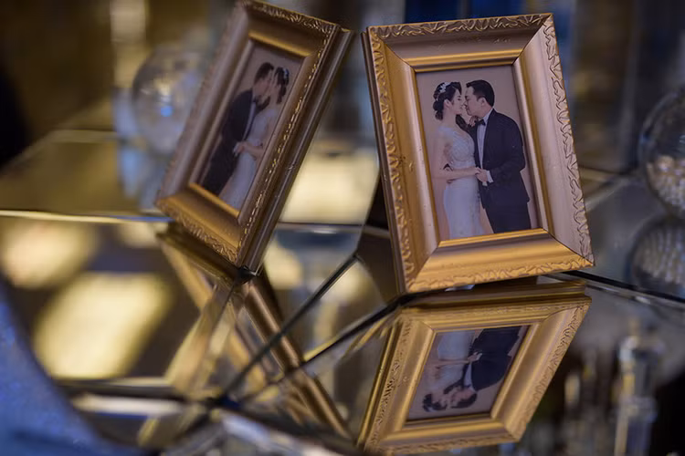 Ảnh cưới của Hoa hậu Thu Ngân được trưng bày ở nhiều nơi. Được biết, vợ chồng người đẹp mời hơn 1000 khách.