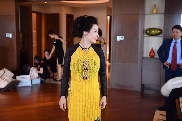 Bà Thanh Hòa - mẹ của Hoa hậu Thu Ngân tất bật chuẩn bị cho tiệc cưới của con gái.