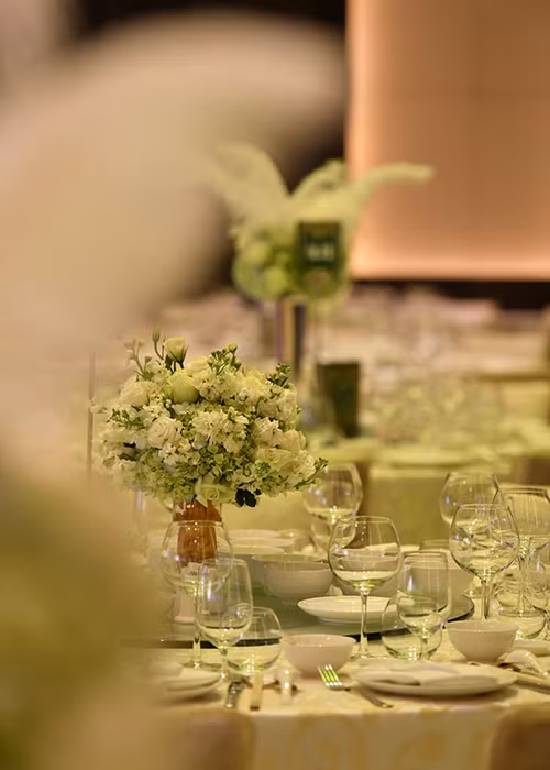 Nhiều hoa tươi được bày biện để không gian hôn lễ thêm phần lộng lẫy.