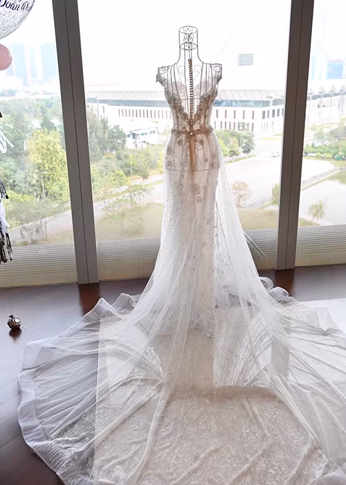 Tại tiệc cưới, Thu Ngân sẽ mặc chiếc váy được làm trong vòng 300 giờ đồng hồ từ các chất liệu nhập từ Pháp.