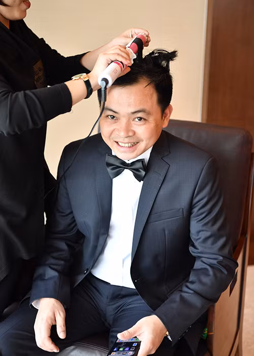 Chồng của Hoa hậu Thu Ngân cũng được chăm chút ngoại hình để có hình ảnh chỉn chu nhất tại tiệc cưới.