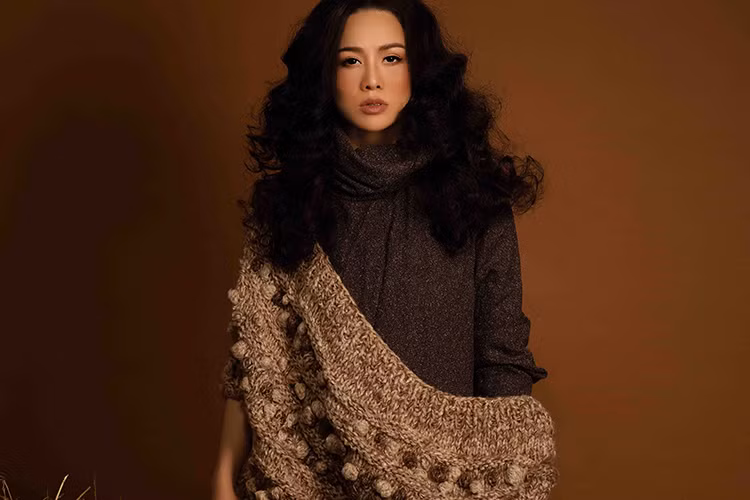 Nhân dịp đầu năm mới 2017, diễn viên Nhật Kim Anh gửi đến người hâm mộ bộ ảnh mang phong cách khác lạ.