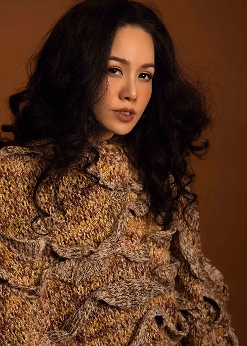 Nhật Kim Anh chia sẻ: “Ku Tin mới có 1 tuổi nhưng rất thích xe hơi. Ba mua cho chiếc xe nào về, bé cũng lật ngược lên để sửa. Hễ mẹ đi làm về thì bé ôm vai, bá cổ và bám chặt không rời”.