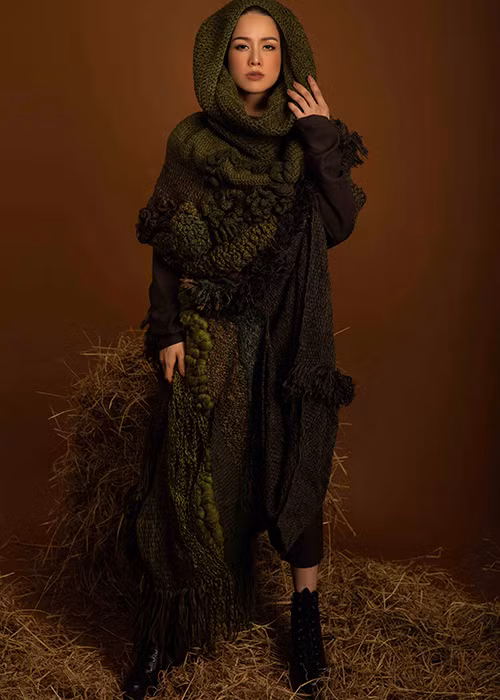 Sau thời gian dài tạm gác sự nghiệp nghệ thuật để chăm lo gia đình, Nhật Kim Anh đã trở lại và vừa tung MV cổ trang “Hát một khúc ca”.