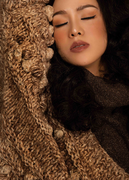 Nữ diễn viên hóa cô nàng du mục xinh đẹp trong các mẫu áo len boho/du mục thu đông của nhà thiết kế Quỳnh Anh Cao.