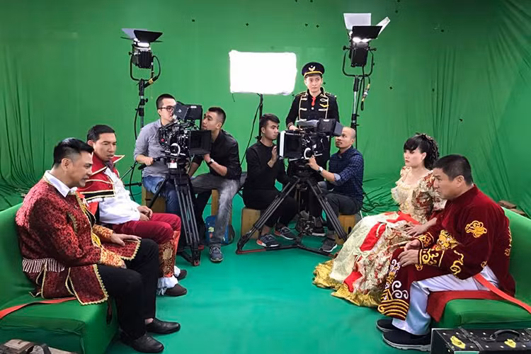 Trong khi nghệ sĩ Chí Trung vẫn diện trang phục áo dài truyền thống thì nghệ sĩ Tự Long, Quang Thắng và Vân Dung lại ăn diện theo phong cách quý tộc phương Tây. (Ảnh: Facebook Chí Trung)