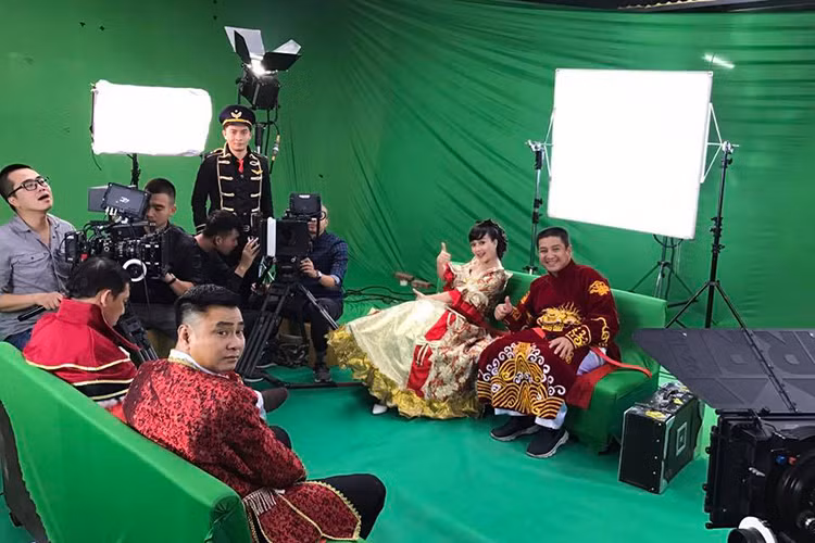 Ngoài 4 gương mặt quen thuộc của Táo quân, buổi ghi hình chiều ngày (4/1) còn có sự xuất hiện của gương mặt mới: diễn viên Trung “ruồi”. (Ảnh: Facebook Chí Trung)