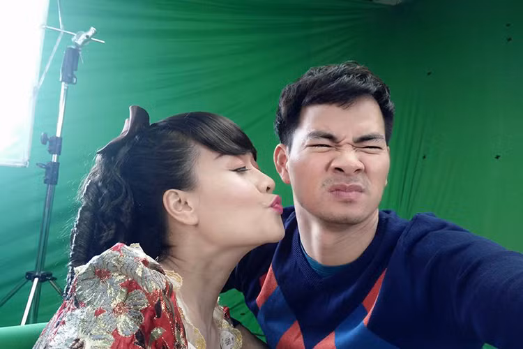 Diện trang phục quý tộc phương Tây, Vân Dung cùng Tự Long và Quang Thắng khiến nhiều khán giả tò mò về vai diễn trong Táo quân 2017. (Ảnh: Facebook Chí Trung)