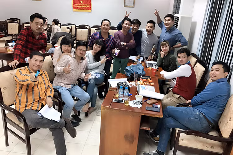 Vẫn như mọi năm, các nghệ sĩ tham gia Táo quân 2017 thường tập luyện cho chương trình vào các buổi tối. (Ảnh: Facebook Chí Trung)