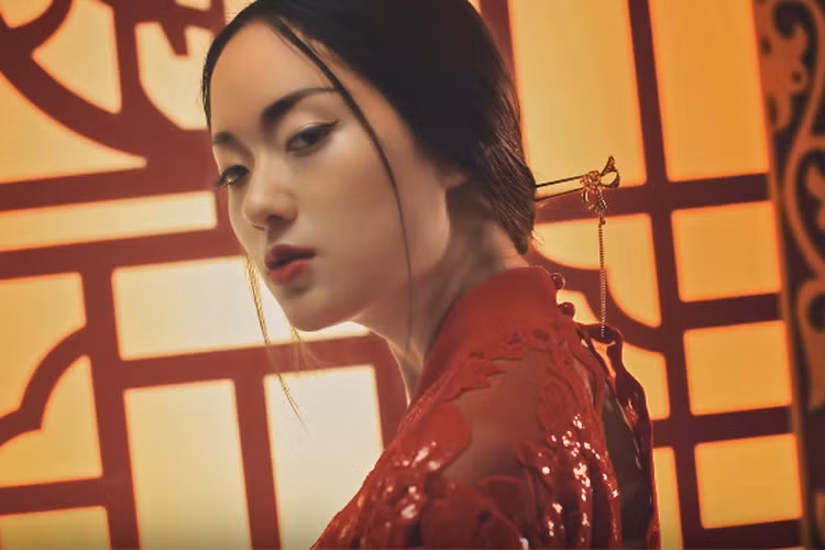 Dù chỉ xuất hiện thoáng qua ở cuối MV "Lạc trôi" của Sơn Tùng MTP nhưng Hồ Thu Anh để lại nhiều ấn tượng bởi vẻ đẹp hút hồn. (Ảnh: chụp màn hình)