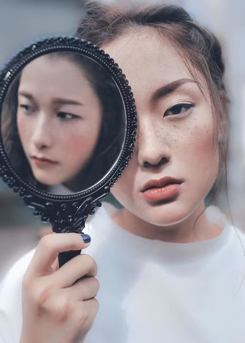 Hồ Thu Anh được nhận xét sở hữu vẻ đẹp đậm chất Á Đông với gương mặt góc cạnh, làn da bánh mật khỏe khoắn cùng đôi mắt mí lót. (Ảnh: Facebook nhân vật)