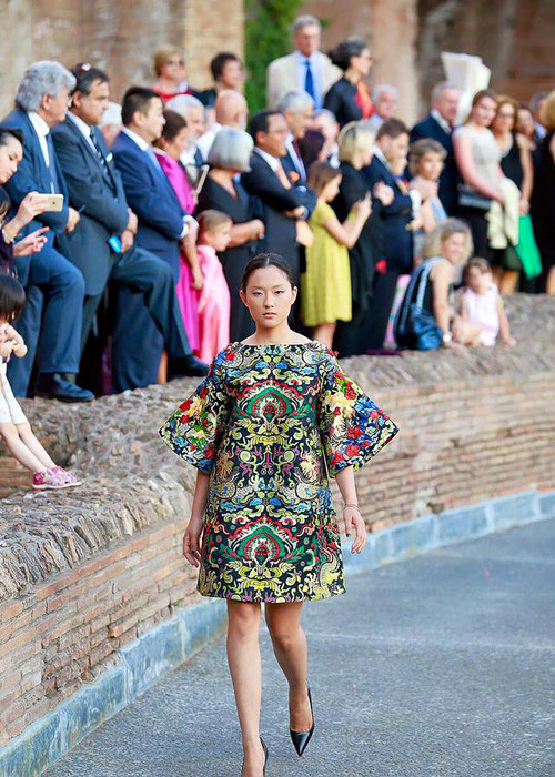 Thu Anh cũng có kỹ năng catwalk khá tốt. Trong ảnh, cô tự tin sải bước trong một show thời trang được tổ chức tại Italy vào năm 2015. (Ảnh: Facebook nhân vật)