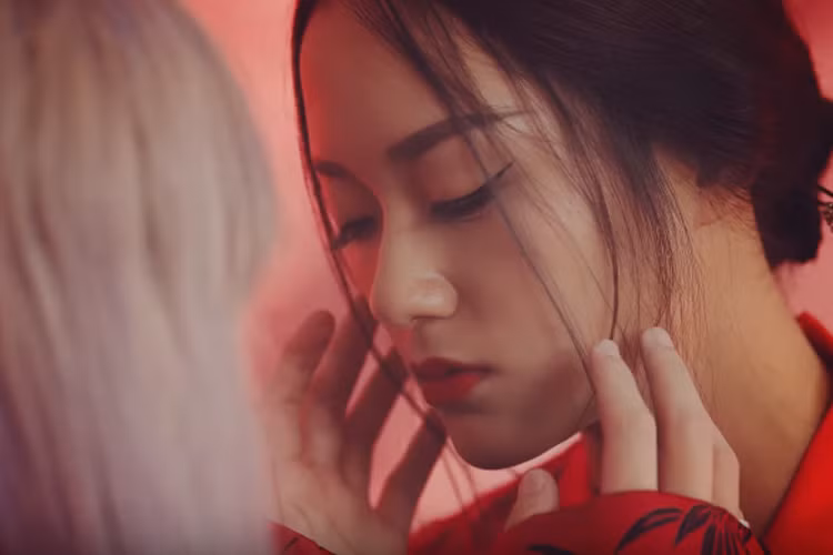  Sơn Tùng MTP vừa chính thức ra mắt MV "Lạc trôi". Cô gái đóng vai người tình trong mộng của anh trong sản phẩm âm nhạc này là Hồ Thu Anh. (Ảnh: chụp màn hình)