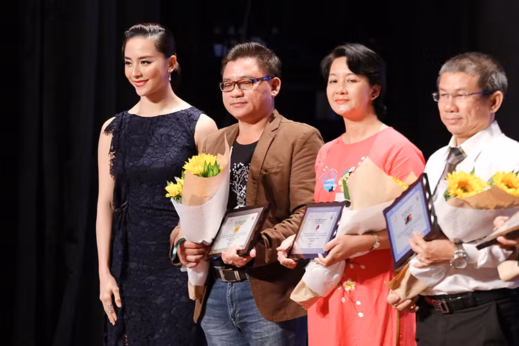 Năm 2011, Á hậu Thiên Lý lấy chồng hơn cô nhiều tuổi. Ông xã người đẹp là doanh nhân nổi tiếng trong lĩnh vực tài chính tên Nguyễn Quốc Toàn. 