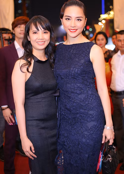 Ngoài làm khách mời, bà mẹ hai con còn đảm nhận vị trí trao giải cho lễ vinh danh “Người phụ nữ của năm”. 