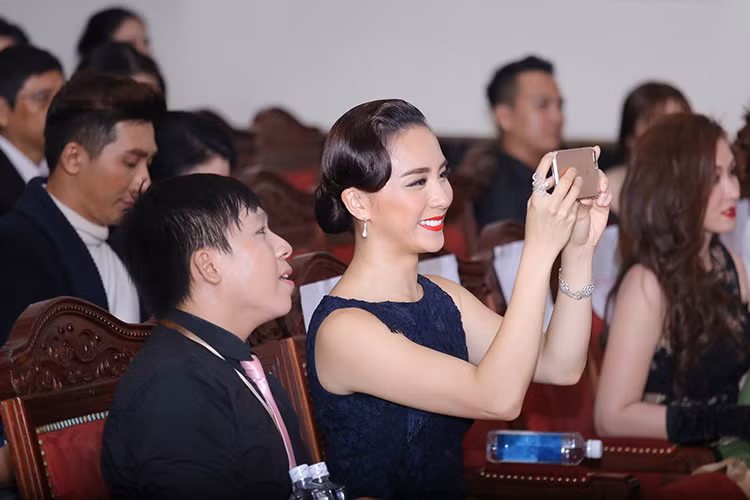 Vẻ đẹp mặn mà của Dương Trương Thiên Lý sau 8 năm dành danh hiệu á hậu nhận được lời khen ngợi của nhiều người.