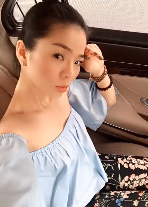 Hiện tại ở tuổi 36, Lệ Quyên sở hữu nhan sắc ngày càng mặn mà, quyến rũ. Phong cách thời trang kiêu sa, quý phái với lối trang điểm đậm nét, váy áo sexy của nữ ca sĩ tuổi Dần cũng nhận được rất nhiều lời khen ngợi. (Ảnh: Facebook nhân vật)