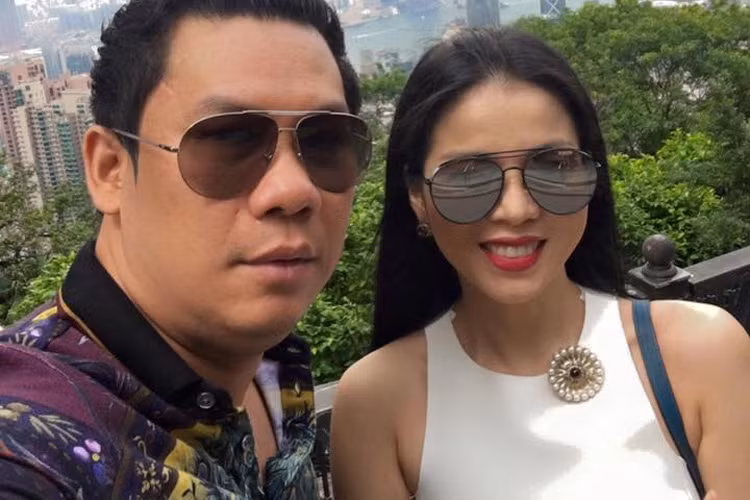 Kể từ sau đám cưới đến nay, giọng ca “Giấc mơ có thật” vẫn giữ được hôn nhân êm ấm, hạnh phúc với nhạc sĩ Đức Huy. Dù bận rộn kinh doanh phòng trà nhưng ông xã Lệ Quyên luôn dành thời gian tháp tùng vợ đi diễn. (Ảnh: Facebook nhân vật)