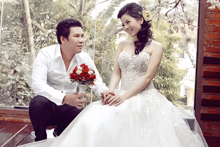 Cuối năm 2010, Lệ Quyên từng gây xôn xao khi vướng tin đồn mang bầu 5 tháng và chuẩn bị kết hôn. Sau khi lên tiếng thừa nhận, nữ ca sĩ đã lên xe hoa với bạn trai là nhạc sĩ Đức Huy vào đầu năm 2011. (Ảnh: Gia đình xã hội)