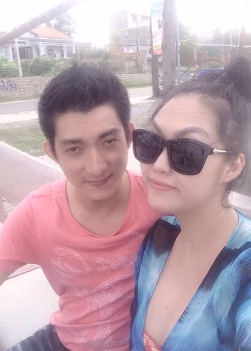  Phi Thanh Vân - Bảo Duy công khai hẹn hò vào giữa năm 2014 nhưng lập tức vướng ồn ào. Bảo Duy bị lộ chuyện đã có vợ và hai con gái còn Phi Thanh Vân vướng nghi vấn là “người thứ ba” khi tình trẻ vẫn chưa chính thức ly hôn. (Ảnh: Đời sống pháp luật) 