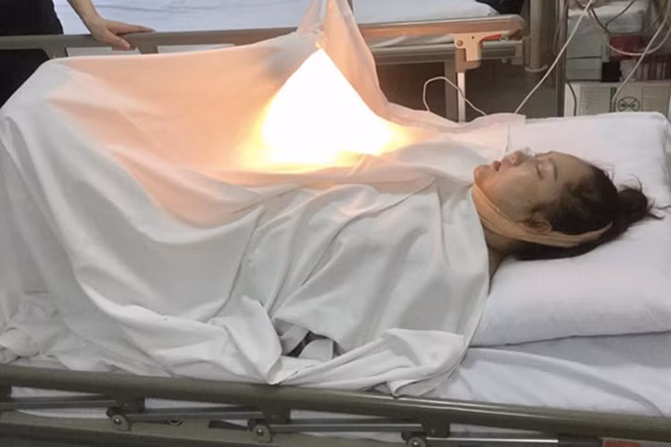 Tháng 11/2016, Phi Thanh Vân nhập viện vì đột quỵ. Trong thời gian vợ nằm viện, Bảo Duy đã rất lo lắng cho sức khỏe của vợ. Sau khi Phi Thanh Vân ra viện, Bảo Duy cũng lên chùa cầu bình an cho gia đình. (Ảnh: Zing) 