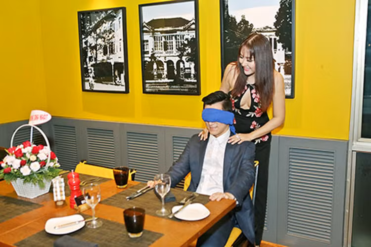 Đầu tháng 1/2017, Phi Thanh Vân đã tự tay chuẩn bị sinh nhật cho ông xã Bảo Duy. Khi tất cả mọi thứ đã chuẩn bị xong, cô bịt mắt chồng từ xe hơi đến nơi tổ chức tiệc sinh nhật. (Ảnh: Khám Phá) 