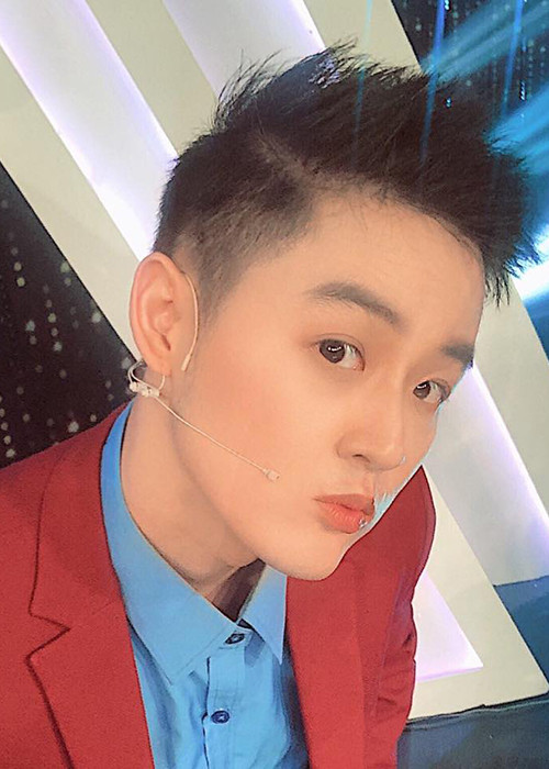 Thanh Duy còn bị antifan ném đá vì hát theo nhóm Mây trắng trong chương trình. Giữa ồn ào, nam ca sĩ đáp trả gay gắt antifan.