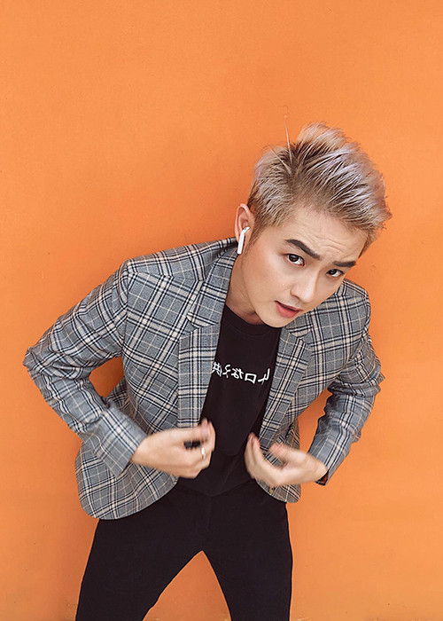 “Các bạn nghĩ xem, khách mời tham gia chương trình, họ là huyền thoại, mang tới những bài hát huyền thoại. Các bạn bảo mình mất lịch sự khi hát theo, vậy như thế nào mới là lịch sự để vừa lòng các bạn? Mình đã lớn, mình tự có chừng mực và suy nghĩ riêng. Xin đừng dạy mình cách cư xử”, nam ca sĩ lên tiếng.