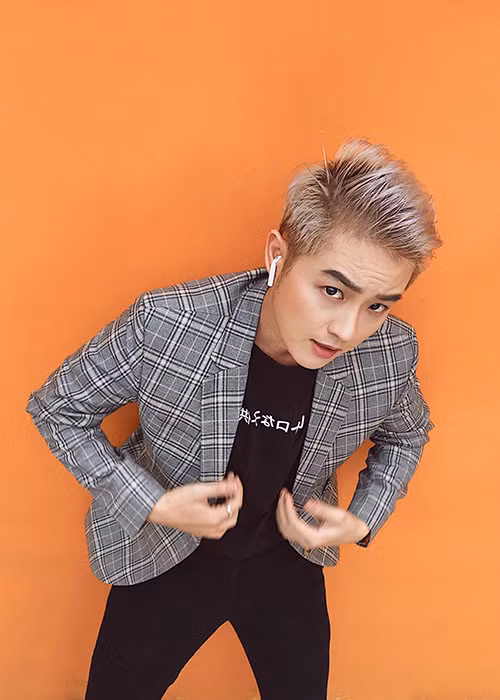 “Các bạn nghĩ xem, khách mời tham gia chương trình, họ là huyền thoại, mang tới những bài hát huyền thoại. Các bạn bảo mình mất lịch sự khi hát theo, vậy như thế nào mới là lịch sự để vừa lòng các bạn? Mình đã lớn, mình tự có chừng mực và suy nghĩ riêng. Xin đừng dạy mình cách cư xử”, nam ca sĩ lên tiếng.