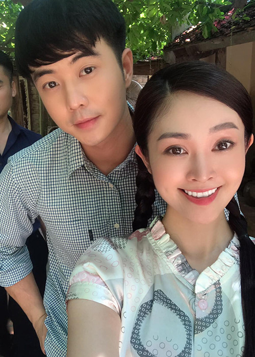 Thùy Linh hơn Đức Hiếu đến 5 tuổi nhưng vẻ ngoài trẻ trung giúp nữ MC trông vẫn đẹp đôi bên chồng sắp cưới.